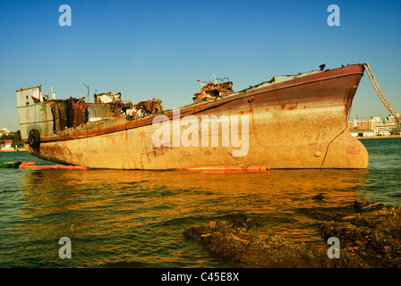 Épave abandonnée à port Huelva, Andalousie, Espagne Banque D'Images