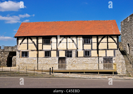 Le 15ème siècle à colombage médiévale marchands Tudor Hall se trouve à côté de la tour en pierre de Westgate, Southampton Banque D'Images