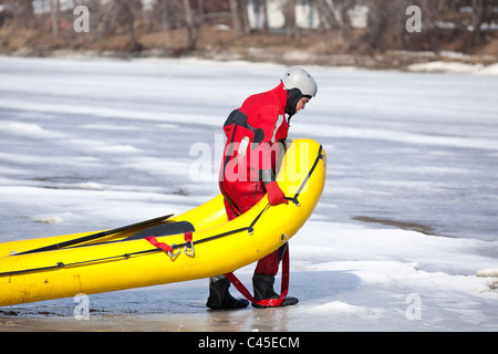 Travailleur en recherche et sauvetage, le port d'équipement de survie en eau froide sur la rivière Assiniboine. Winnipeg, Manitoba, Canada. Banque D'Images