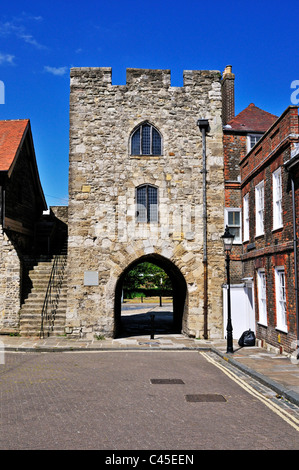 La tour Westgate fortifiée datant de 14th ans fait partie des remparts de la ville médiévale et permet d'accéder au quai ouest d'où les Pères pèlerins ont quitté en 1620 Banque D'Images