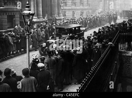 Foule à Downing Street après la signature des traités de Locarno, 1925 Banque D'Images