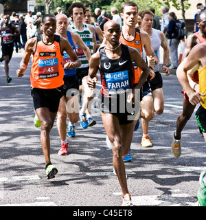 Mo Farah olympique 2012 double médaillé d'un 2011 10km course à travers Londres Banque D'Images