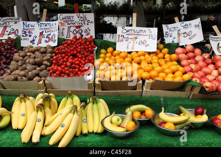 Fruits et légumes frais sur une échoppe de marché au Royaume-Uni. Banque D'Images