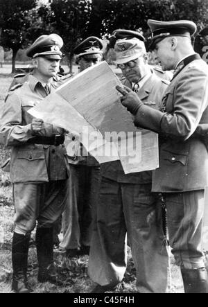 Albert Kesselring avec les dirigeants sur une tournée d'inspection Banque D'Images