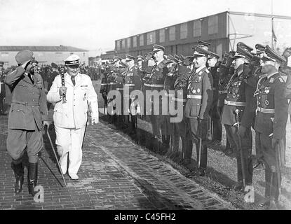 Hermann Goering et Marshall Balbo avec officiers de la force aérienne Banque D'Images