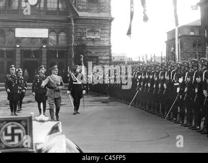 Adolf Hitler, Heinrich Himmler et Karl Wolff en face de la gare principale de Nuremberg, 1936 Banque D'Images