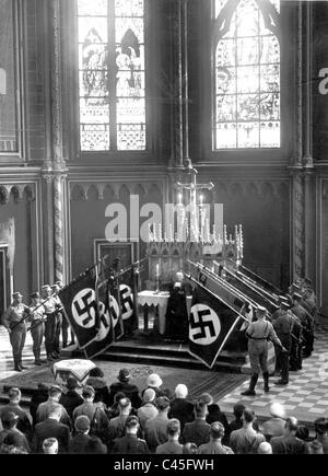 Drapeaux à croix gammée au service commémoratif pour Peter Voss, 1934 Banque D'Images