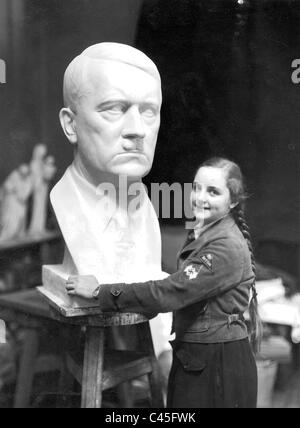 Eleonore Limbourg devant un buste de Hitler par Josef Limbourg, 1935 Banque D'Images