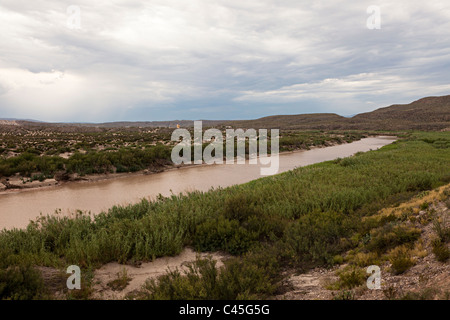 Rio Grande rivière à Boquillas Canyon Overlook avec le Mexique à la banque jusqu'à Big Bend National Park Utah USA Banque D'Images