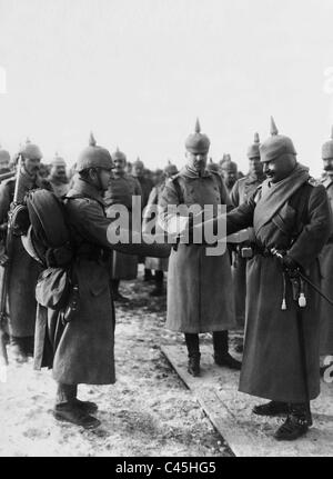 L'empereur Guillaume II a présenté un soldat allemand la Croix de Fer, 1916 Banque D'Images