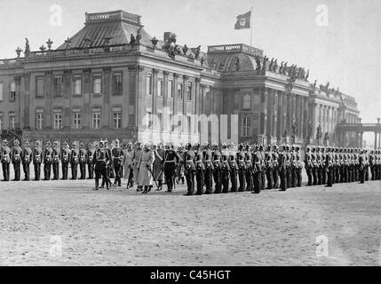 L'empereur Guillaume II visite le Leibkompanie (garde du corps) de la première compagnie du régiment des Gardes, 1914 Banque D'Images