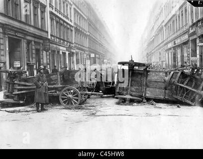 La fermeture de la route au cours de l'insurrection spartakiste à Berlin, 1919 Banque D'Images