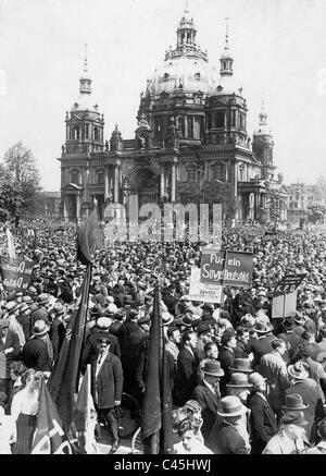 Démonstration du premier mai du parti communiste à Berlin, 1930 Banque D'Images
