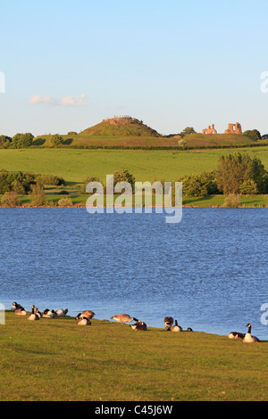 Pugneys Country Park et le lac dominé par les ruines de Sandal Castle, Wakefield, West Yorkshire, Angleterre, Royaume-Uni. Banque D'Images