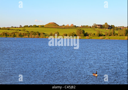 Pugneys Country Park et le lac dominé par les ruines de Sandal Castle, Wakefield, West Yorkshire, Angleterre, Royaume-Uni. Banque D'Images