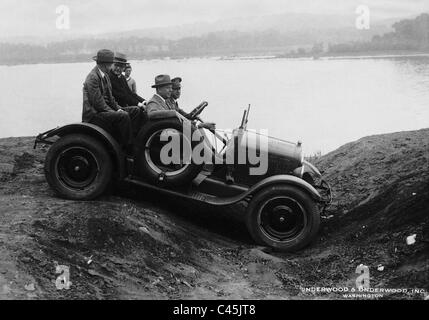 Dwight Davis sur un essai dans une jeep, 1926 Banque D'Images