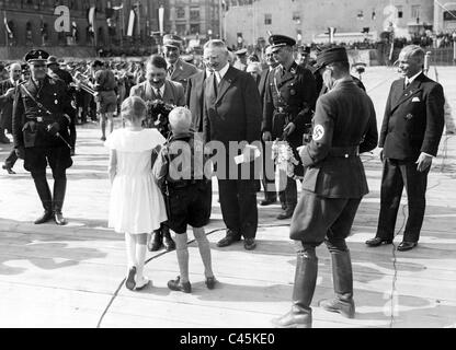 Adolf Hitler et Hjalmar Schacht à la pose de la pierre de fondation pour le nouveau bâtiment de la banque du Reich. Banque D'Images