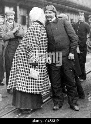 Louis Blériot et son épouse après la traversée de la Manche, 1909 Banque D'Images