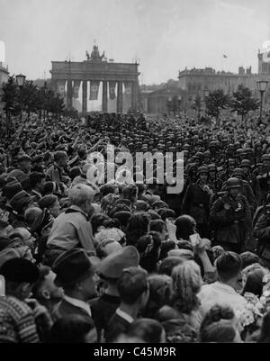 La revue de la victoire à Berlin après la fin de la campagne en français Banque D'Images