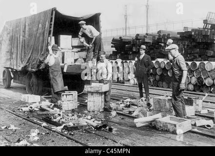 L'autodestruction de l'alcool au moment de l'interdiction à New York, 1926 Banque D'Images