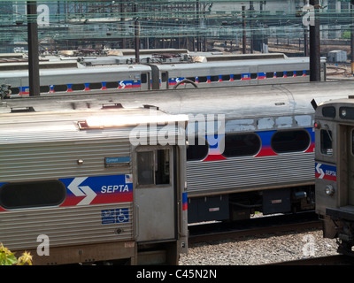 Les trains du septum en stationnement sur les voies à l'extérieur de la 30th St, Philadelphia, Pennsylvania, USA Banque D'Images