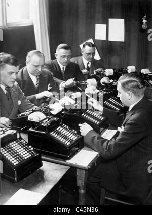 Les travailleurs électoraux pendant le décompte des voix après les élections du Reichstag, 1932 Banque D'Images