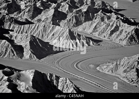 Une vue d'hiver de l'Alaska's chaîne côtière et deux glaciers fusion Banque D'Images