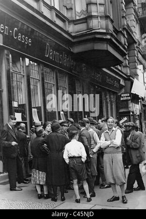 Foule à l'extérieur d'une succursale de l'hôtel Danat bank à Berlin, 1931 Banque D'Images