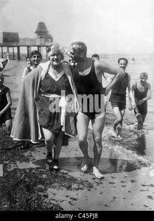 Hans Albers et son épouse Claire Dux sur la plage, 1921 Banque D'Images