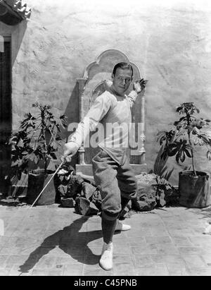 Rudolph Valentino à un exercice d'escrime Banque D'Images