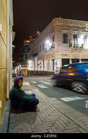 Jeune garçon mendiant de l'ARGENT DANS LES RUES DE QUITO, capitale de l'ÉQUATEUR TOUT PRÈS DE CENTRE HISTORIQUE DE LA VILLE Banque D'Images