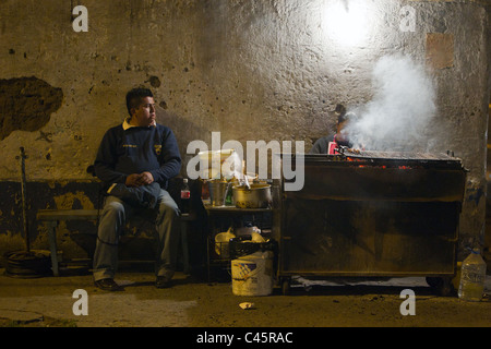 Scène de nuit DE QUITO EQUATEUR STREET CANADA OFFRANT UN BARBECUE TRADITIONNEL 'PINCHOS' TRANCHES DE FRIED RENCONTREZ Banque D'Images