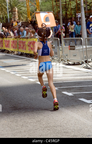 Fille courir course sur route, Barcelone, Espagne Banque D'Images