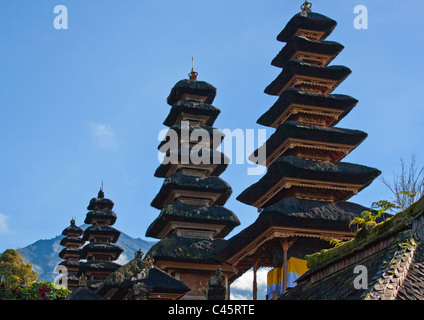 STYLE pagode temples hindous composent le complexe PURA BESAKIH llocated sur la pente de Gunung Agung sacrée - BALI, INDONÉSIE Banque D'Images