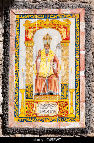 'San Pancrazio - Patron de Taormina en céramique d'art des images sur les murs de maison à Taormina, Sicile, Italie Banque D'Images
