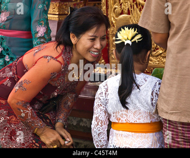 Femme et fille à balinais Pura Taman SARASWATI durant la fête GALUNGAN - UBUD, BALI, INDONÉSIE Banque D'Images