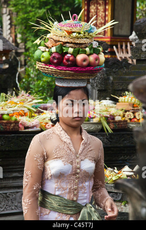 Les femmes apportent des offrandes à la PURA TEMPLE TIRTA EMPUL complexe durant le festival GALUNGAN - TAMPAKSIRING, BALI, INDONÉSIE Banque D'Images