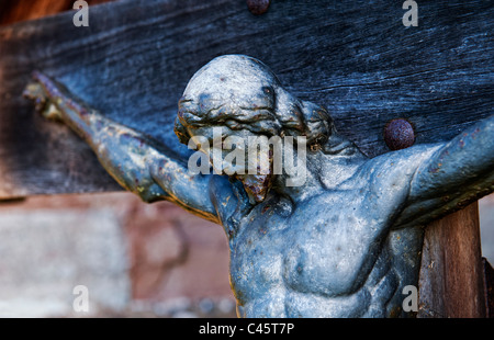 Statue de jésus christ la crucifixion sur une pierre tombale au St Bartholomew church, beaucoup Marcle, Herefordshire, Angleterre Banque D'Images