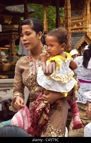 Habillé traditionnellement d'une mère et sa fille à PURA TEMPLE TIRTA EMPUL complexe durant le festival GALUNGAN - TAMPAKSIRING, Bali Banque D'Images