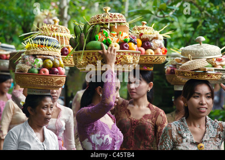 Les femmes apportent des offrandes à la PURA TEMPLE TIRTA EMPUL complexe durant le festival GALUNGAN - TAMPAKSIRING, BALI, INDONÉSIE Banque D'Images