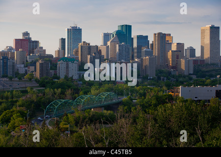 Centre-ville CBD d'Edmonton, Alberta, Canada vu de Saskatchewan Drive montrant centre-ville et le pont bas Banque D'Images