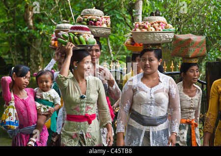 Les femmes apportent des offrandes à la PURA TEMPLE TIRTA EMPUL complexe durant le festival GALUNGAN - TAMPAKSIRING, BALI, INDONÉSIE Banque D'Images