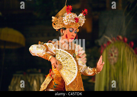 Le LEGONG DANCE TRANCE est réalisée par le groupe de danse de Gamelan Wayah Cenik à Pura Taman SARASWATI - UBUD, BALI, INDONÉSIE Banque D'Images