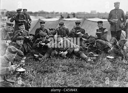 Les soldats allemands mangent, 1912 Banque D'Images