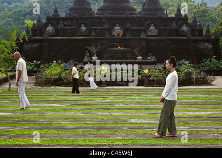 La méditation en marchant à Brahma Vihara Arama les îles seulement monastère bouddhiste près de Lovina, dans le nord de l'île - Bali Banque D'Images