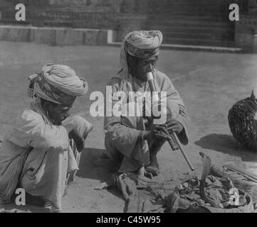 Charmeur de serpent en Inde, 1934 Banque D'Images