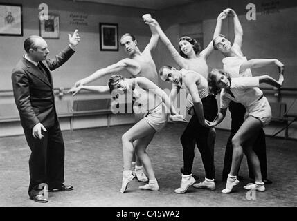 Rudolf von Laban avec danseurs pendant la répétition, 1930 Banque D'Images