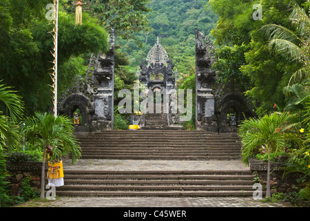 Entrée de PURA MELANTING un temple hindou situé dans une belle vallée de l'agriculture près de PEMUTERAN - BALI, INDONÉSIE Banque D'Images