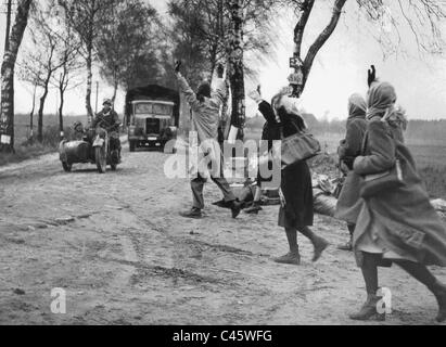 Les réfugiés s'arrêter les camions, 1944/45 Banque D'Images