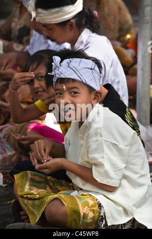 PURA MELANTING balinais prier à un temple hindou situé dans une belle vallée de l'agriculture près de PEMUTERAN - BALI, INDONÉSIE Banque D'Images